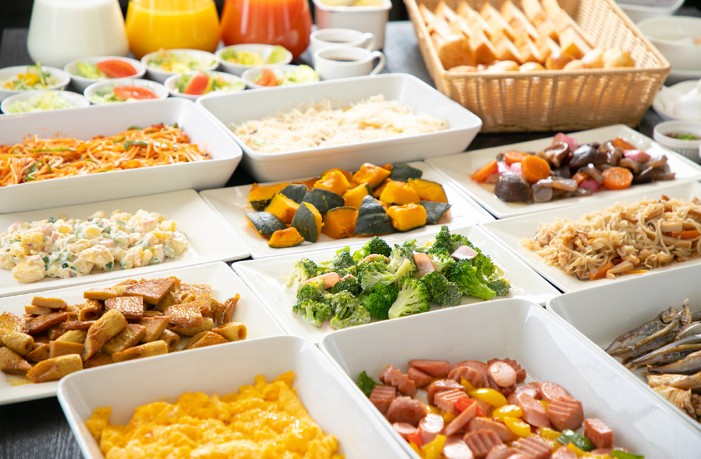 朝食はビュッフェ形式でお楽しみください